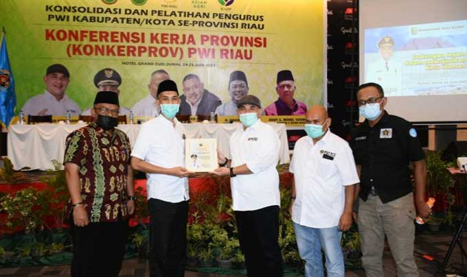 Wali Kota Dumai Paisal memberikan cendera mata kepada Ketua PWI Provinsi Riau, H Zulmansyah Sekedang saat Konkerprov PWI Riau di Kota Dumai, Kamis (24/6/2021).