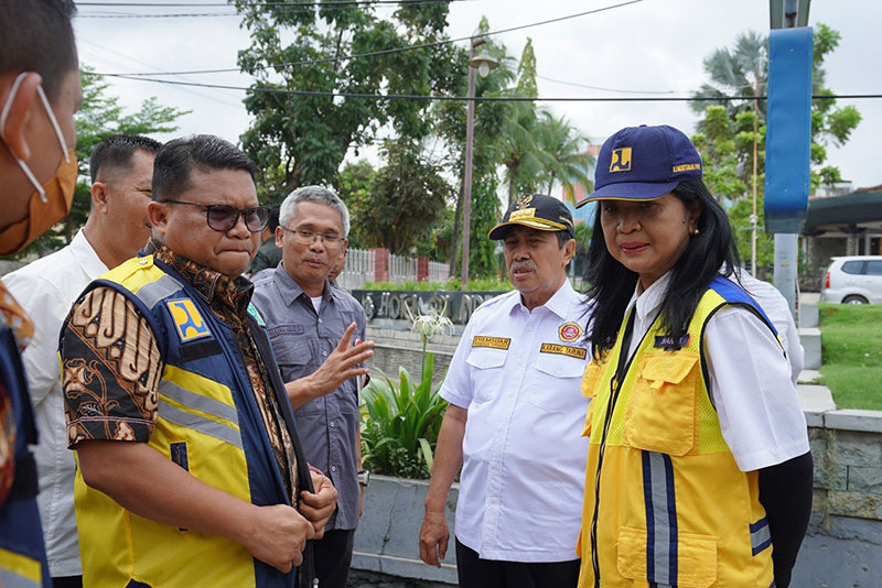 Dirjen Cipta Karya Kementerian PUPR Diana Kusumastuti saat meninjau proyek IPAL di Pekanbaru, Jumat (16/12/2022).
