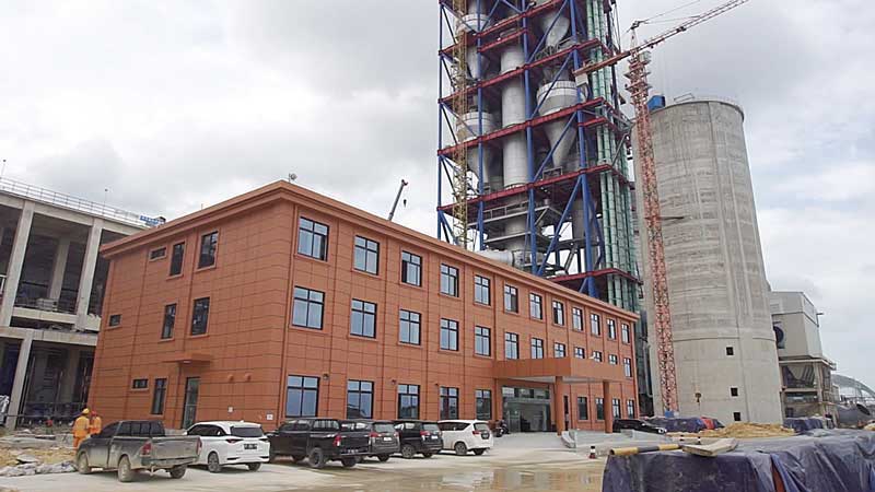 Lokasi site kantor dan fasilitas pendukung produksi pengolahan semen PT Kobexindo Cement di Sangkulirang Kutai Timur, Kalimantan Timur yang mendapatkan pasokan listrik 50 MVA dari PLN.