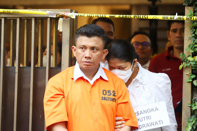 Tersangka Irjen Ferdy Sambo bersama Istrinya tersangka Putri Candrawathi saat rekonstruksi pembunuhan Brigadir Yosua di rumah dinasnya yang menjadi TKP pembunuhan Brigadir J di Jalan Duren Tiga Barat, Kompleks Polri Duren Tiga, Jakarta, Selasa (30/8/2022)