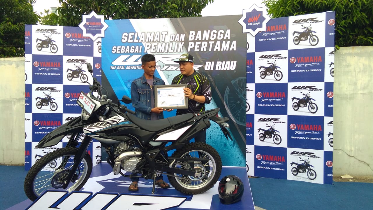 Area Sales Manager Yamaha Riau Indrus, menyerahkan sertifikat kepada salah satu pemilik pertama Yamaha WR 155, di PT Alfa Scorpii, Sabtu (21/3/2020).Foto: mirshal/a/Riaupos. Co