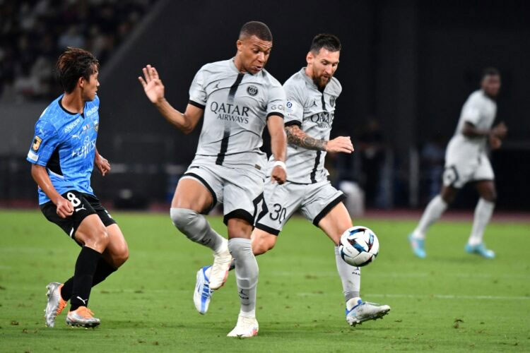 Kylian Mbappe (kiri) dan Lionel Messi diproyeksikan tampil bersama lagi ketika Paris Saint-Germain menghadapi Angers SCO dalam lanjutan Ligue 1 dini hari nanti (12/1/2023) WIB.