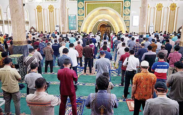 Dalam melaksanakan ibadah salat berjamaah di masa pandemi tetap menjaga protokol kesehatan, seperti memakai masker, cuci tangan dan menjaga jarak. Foto jamaah saat salat di Masjid Arrahman Pekanbaru, belum lama ini. (RPG)