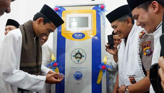 RESMIKAN: Ustaz Abdul Somad (kiri) disaksikan Wadir Binmas Polda Riau AKBP Imam Saputra SIK MSi dan para jamaah meresmikan ATM beras di Masjid Paripurna Raudhatus Shalihin, Kecamatan Tenayan Raya, Pekanbaru, Selasa (16/10/2018) pagi.