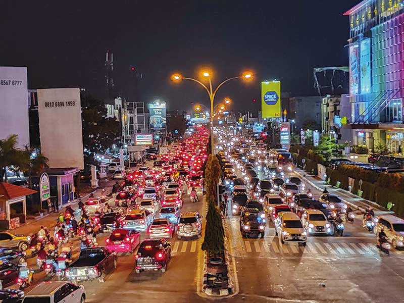 MACET: Kondisi kemacetan arus lalu lintas kendaraan bermotor di Jalan Tuanku Tambusai dekat Simpang SKA, Sabtu (2/11/2019) malam. (DEFIZAL/Riau Pos)
