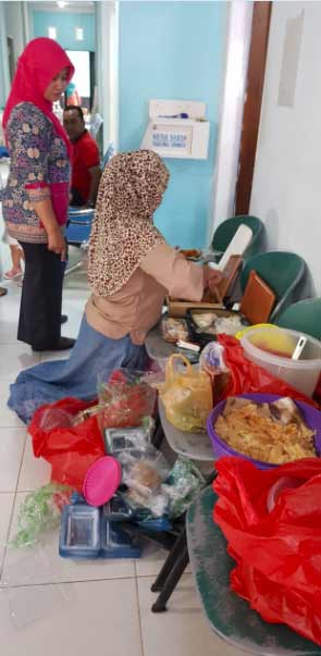 JUALAN: Pedagang kaki lima berjualan dengan cara menggelar barang dagangannya di atas kursi ruang tunggu pasien dalam area layanan Puskesmas Sidomulyo, Kecamatan Tampan, Kamis (30/8/2018).Agustiar/riau pos