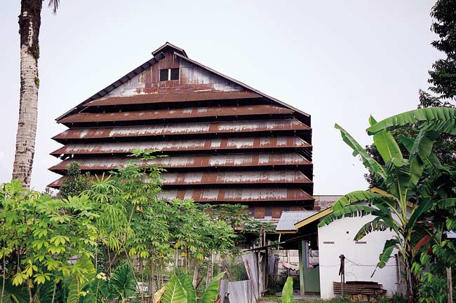PABRIK KARET: Bangunan pabrik karet PT Bangkinang yang terletak di Jalan Taskurun, Kecamatan Marpoyan Damai, Kamis (7/2/2019). Pabrik yang beroperasi sejak 1967 itu diberi batas waktu hingga 2021 untuk pindah karena kini berada di tengah pemukiman pendudu