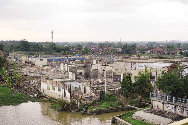 HABIS DIBONGKAR: Bangunan pabrik karet PT Ricry yang berada di tepian Sungai Siak, Jalan Yos Sudarso, Kecamatan Rumbai, telah habis dibongkar karena penjarahan, Rabu (27/2/2019).DEFIZAL / Riau Pos