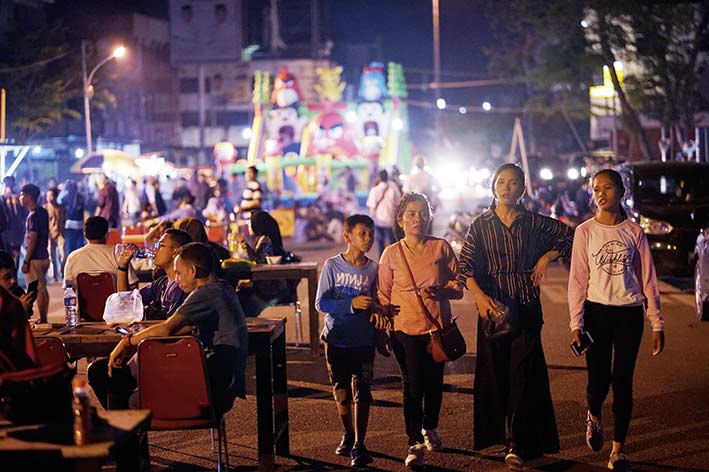 CAR FREE NIGHT: Warga Kota Pekanbaru menikmati suasana di area car free night yang bertemakan Pekanbaru Festnight di Jalan Ahmad Yani tepatnya di depan RTH Tunjuk Ajar Integritas, Jumat (15/3/2019) malam.