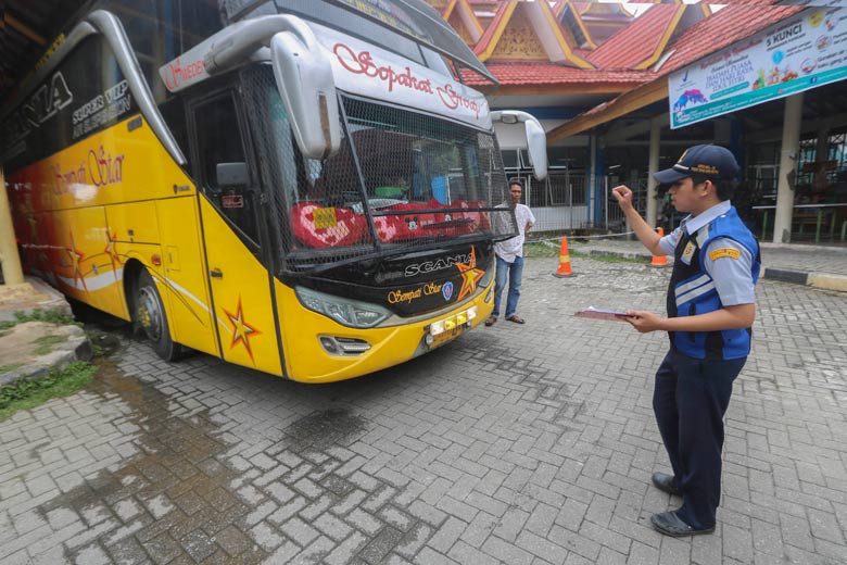 CEK KENDARAAN: Petugas Kementerian Perhubungan RI melakukan ramp check angkutan mudik Idulfitri 1440 H di Terminal Bandar Raya Payung Sekaki (BRPS) Pekanbaru, Selasa (21/5/2019). Kegiatan ini dilakukan untuk meninjau kesiapan armada angkutan mudik.(EVAN G