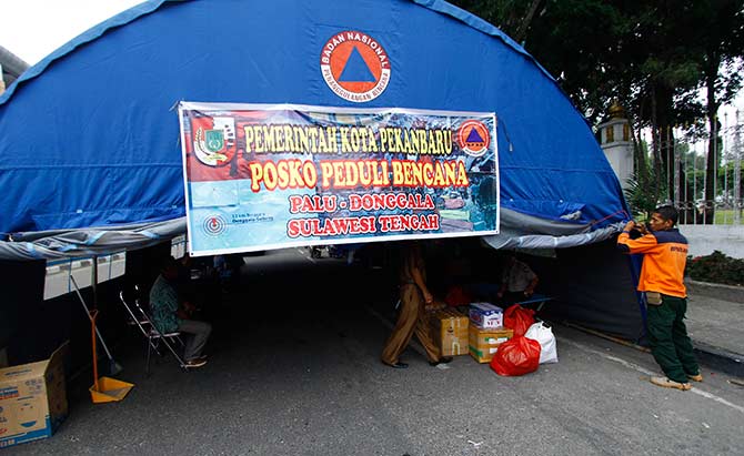 POSKO BANTUAN: Badan Penanggulangan Bencana Daerah (BPBD) Pekanbaru bekerja sama dengan Badan Nasional Penanggulangan Bencana membuka posko bantuan untuk korban gempa bumi dan tsunami Palu dan Donggala di Jalan Cut Nyak Dhien, Selasa (2/10/2018). EVAN GUN
