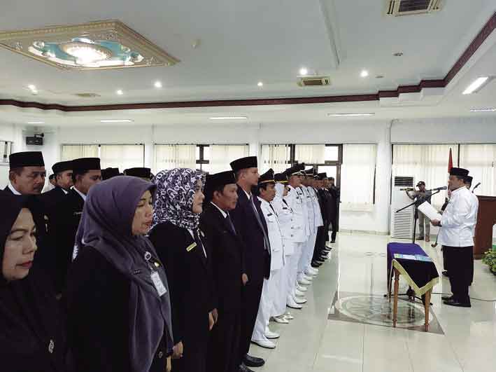 LANTIK: Sekko Pekanbaru M Noer MBS melantik pejabat eselon III dan IV di aula Bappeda Pekanbaru, Rabu (21/11/2018).Soleh Saputra /riau pos