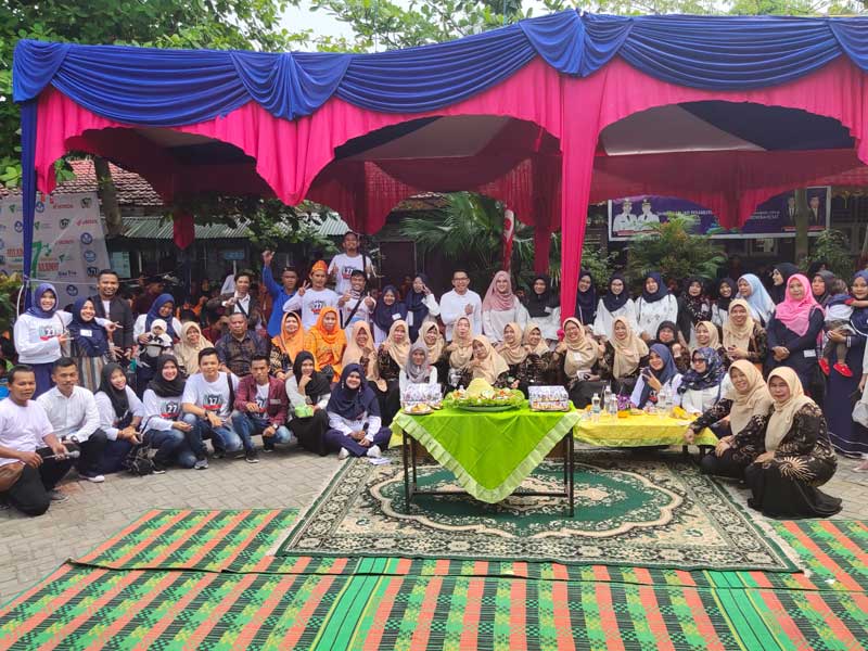 Foto bersama alumni dan guru-guru SMPN 27 Pekanbaru saat perayaan ulang tahun sekolah ke-27 sekaligus reuni alumni, Sabtu (18/10/2019). (*2/MIRSHAL/RIAUPOS.CO)
