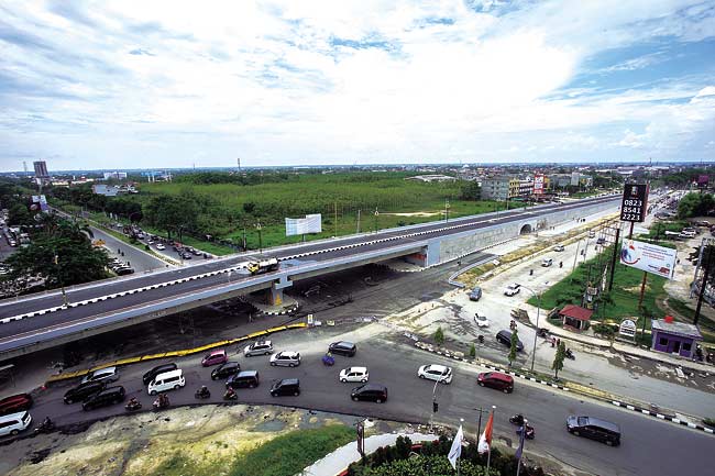 SELESAI: Pembangunan fisik flyover Simpang SKA selesai dikerjakan dan tinggal menyisakan pekerjaan finishing, Selasa (5/2/2019). Rencananya, dua flyover  yang baru  dibangun (satu lagi flyover Pasar Pagi Arengka), akan diresmikan pada 14 Februari mendata
