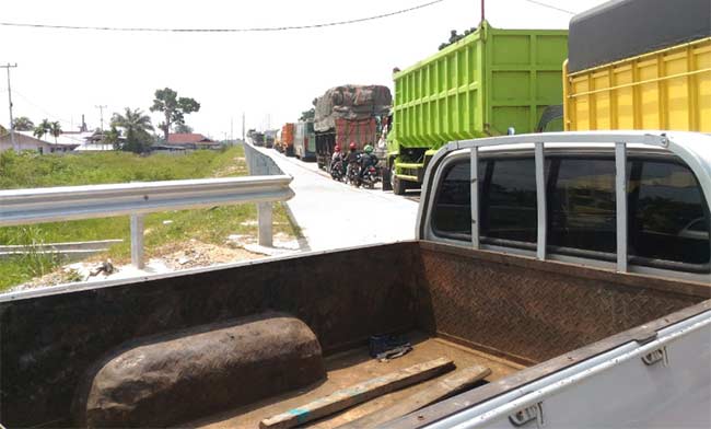 MACET: Kendaraan yang didominasi bertonase besar terjebak kemacetan panjang di Jalan Siak II, Kecamatan Payung Sekaki karena ada perbaikan jalan, Rabu (3/10/2018). Abu Kasim/Riau Pos