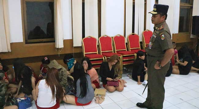 TERJARING RAZIA: Kasatpol PP Pekanbaru Agus Pramono di antara puluhan wanita yang terjaring razia dan diamankan di Kantor Satpol PP Pekanbaru Senin (24/9/2018) malam.Satpol PP Pekanbaru for Riau Pos