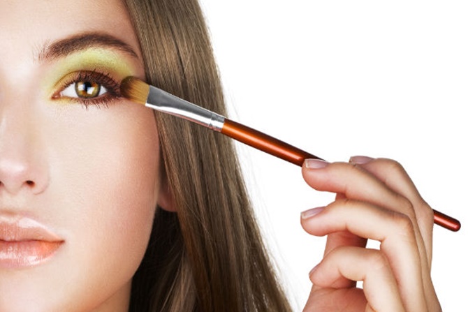 Ilustrasi dandan. Jangan gunakan eyeshadow berwarna saat ingin mengajar.(foto:jawapos.com)