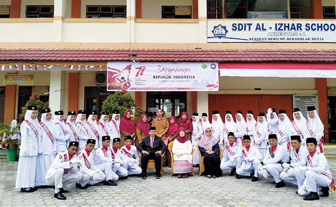 Pengurus Yayasan Daar Enniswah beserta para kepala sekolah, guru dan pembina upacara foto bersama pasukan pengibar bendera merah putih Al Izhar School Pekanbaru, pada peringatan hari kemerdekaan ke-77 RI, Rabu (17/8/2022).