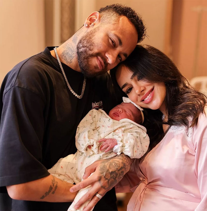 Neymar Jr menggendong Mavie, putri buah cintanya dengan Bruna Biancardi.