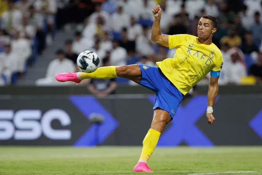 Cristiano Ronaldo menendang bola ketika Al Nassr FC menghadapi Al Shabab FC dalam Arab Club Champions Cup di King Fahd Stadium, Taif.