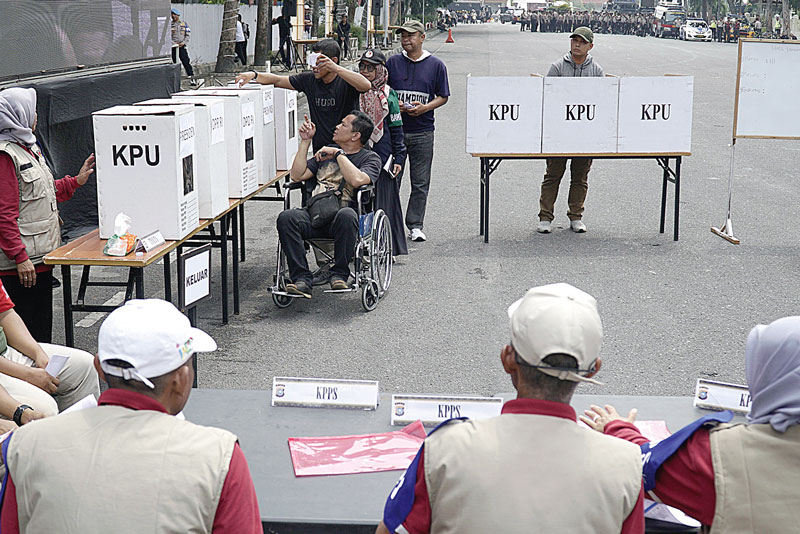 Kegiatan gladi bersih simulasi pencoblosan dan pemungutan suara pemilihan umum saat gelaran latihan Sistem Pengamanan Kota (Sispamkota) dalam rangka pengamanan Pemilu serentak 2024 mendatang di Jalan Gadjah Mada Pekanbaru, Senin (16/10/2023).