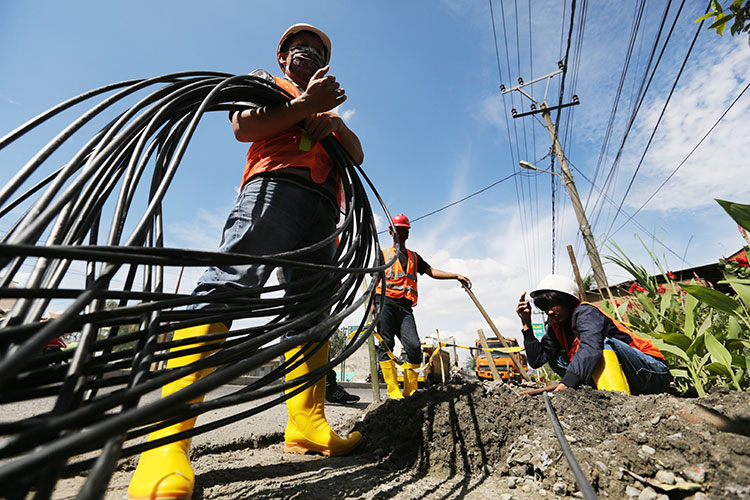 Sejumlah pekerja pada proyek peremajaan jaringan fiber optik milik XL Axiata yang menghubungkan Deli Serdang - Medan, Rabu (24/6/2020). Dengan menerapkan protokol kesehatan yang sesuai dengan standart, XL Axiata terus melanjutkan pengerjaan proyek fiberis