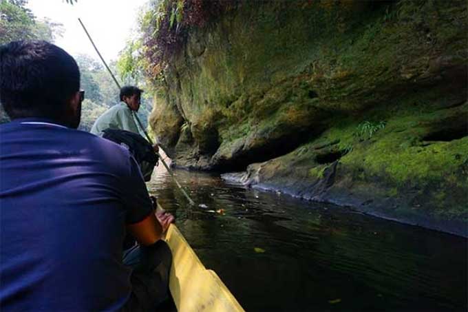 Dinding batu menghiasi tepian Sungai Batang Gangsal.