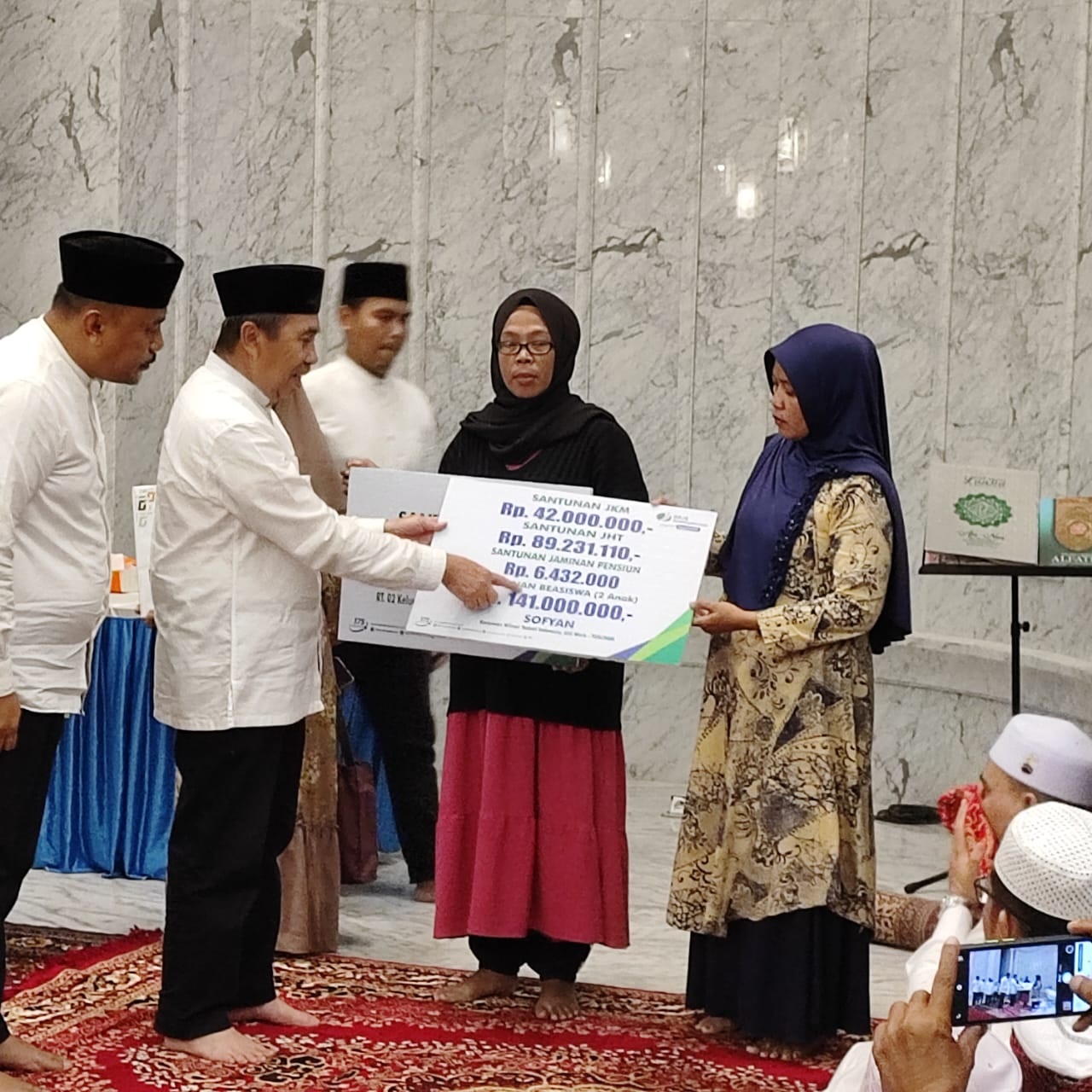 Gubri Syamsuar didampingi Deputi Direktur BPJS Ketenagakerjaan Wilayah Sumbarriau Eko Yuyulianda dan Kepala Cabang Dumai Erwin Umaiyah menyerahkan santunan kepada ahli waris, Rabu (29/3/2023).