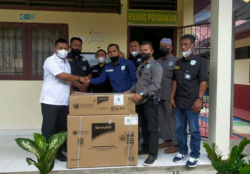 Ketua DPRD Inhu Elda Suhanura SH MH menyerahkan bantuan satu unit AC kepada Ketua LBHI Batas Indragiri Gus Rachman Ardian Maulana SH MH didampingi rekan-rekannya di PN Rengat, Kamis (6/1/2022).