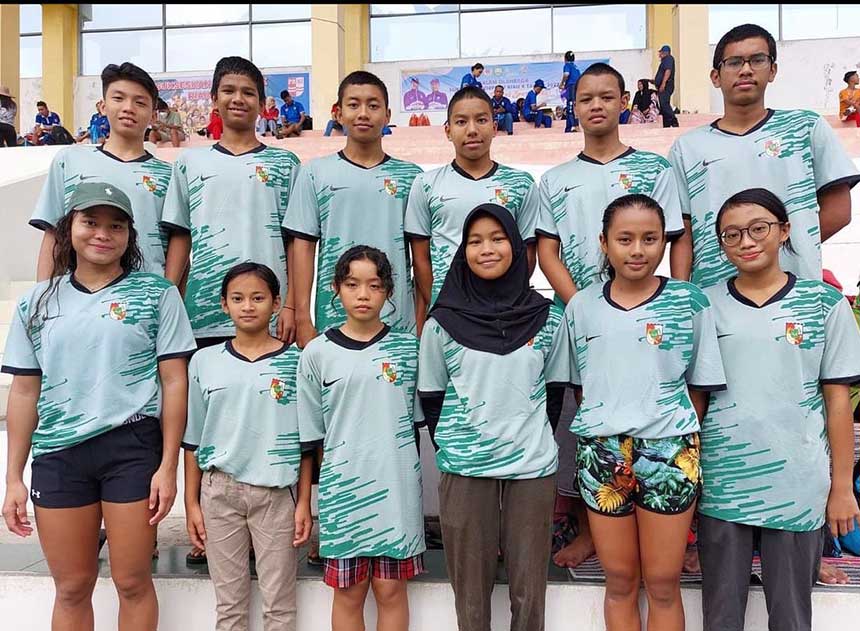 Perenang PR Belibis Pekanbaru foto bersama usai merayakan juara umum Porprov Riau X, Kamis (17/11/2022).