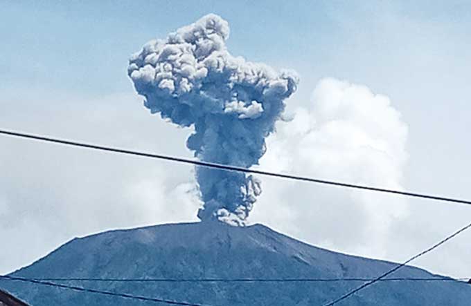 Erupsi Gunung Marapi terlihat dari rumah warga di sekitar kaki gunung di Padang Panjang, Sumatera Barat, Kamis (12/1/2023). Abu vulkanik Marapi mencapai 1.000 meter dari puncak.