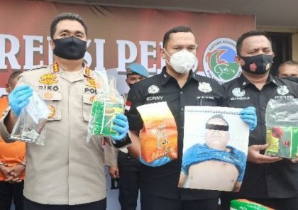 Kapolrestabes Medan Kombespol Riko Sunarko didampingi Kasatnarkoba AKBP Ronny Nicolas Sidabutar saat ekspose kasus di Mapolrestabes Medan, Jumat (25/9/2020).(INTERNET)