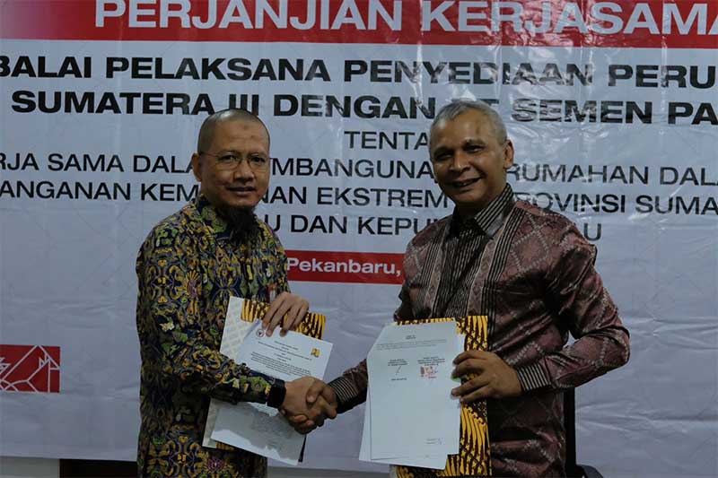 Direktur Utama PT Semen Padang Asri Mukhtar (kanan) dan Kepala Balai P2P Sumatera III Zubaidi saat penandatanganan kerja sama di Pekanbaru, Rabu (7/6/2023).