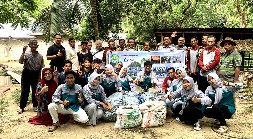 Tim LPPM Unri berfoto bersama di Desa Koto Simandolak Kecamatan Benai Kabupaten Kuantan Singingi, beberapa waktu lalu.