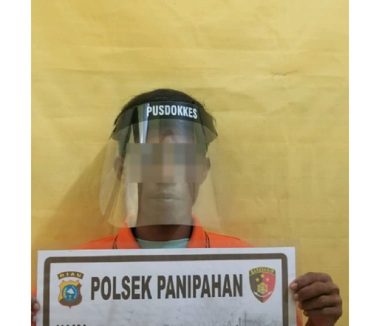Tersangka tindak pidana pencabulan, Atan saat diamankan di Mapolsek Panipahan.