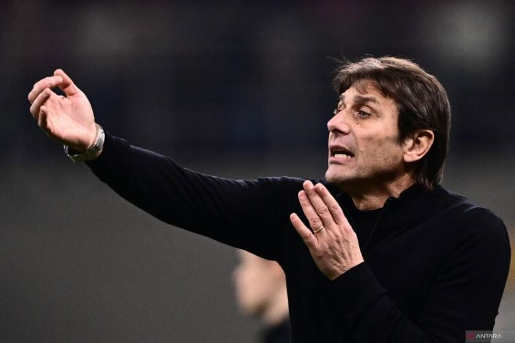 Pelatih Tottenham Hotspur Antonio Conte memberikan instruksi pada laga Liga Champions melawan AC Milan di San Siro, 14 Februari 2023.