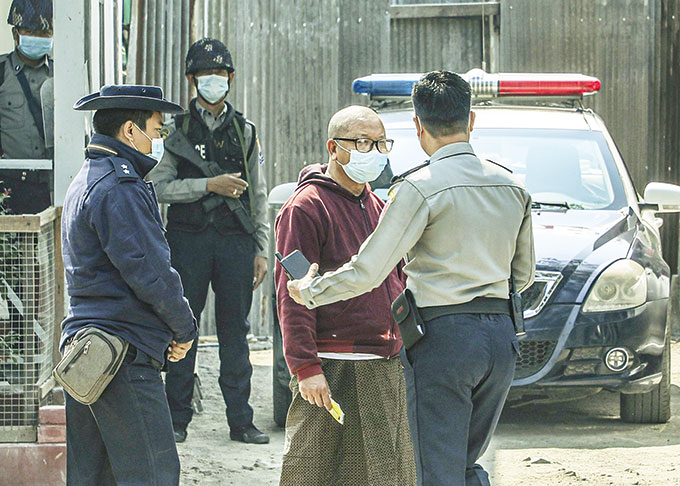 Kepala Biara Buddha Myawaddy Mingyi Sayadaw yang dikenal sebagai pengkritik lama militer dikawal polisi setelah ditangkap pascakudeta militer Myanmar, Rabu (3/2/2021).(AFP)