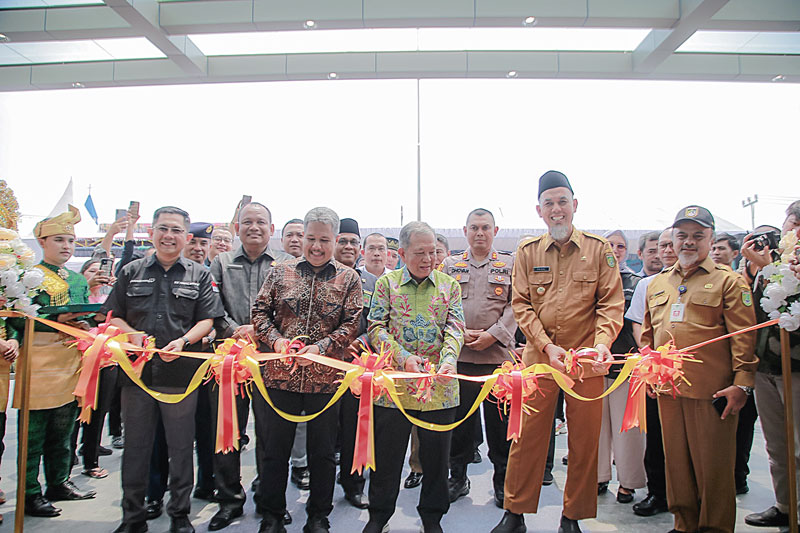 Wali Kota Dumai H Paisal bersama CEO RS Awal Bros Group Arfan Awaloeddin dan Direktur RS Awal Bros Dumai dr  Vandra Yovano MARS memotong pita peresmian RSÂ AwalÂ BrosÂ Dumai.