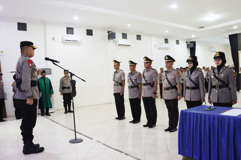 Kapolres Pelalawan AKBP Suwinto SH SIK mengambil sumpah jabatan tiga kepala satuan (Kasat) dalam pelaksanaan sertijab di aula Teluk Meranti Kantor Polres Pelalawan, Sabtu (22/7/2023).