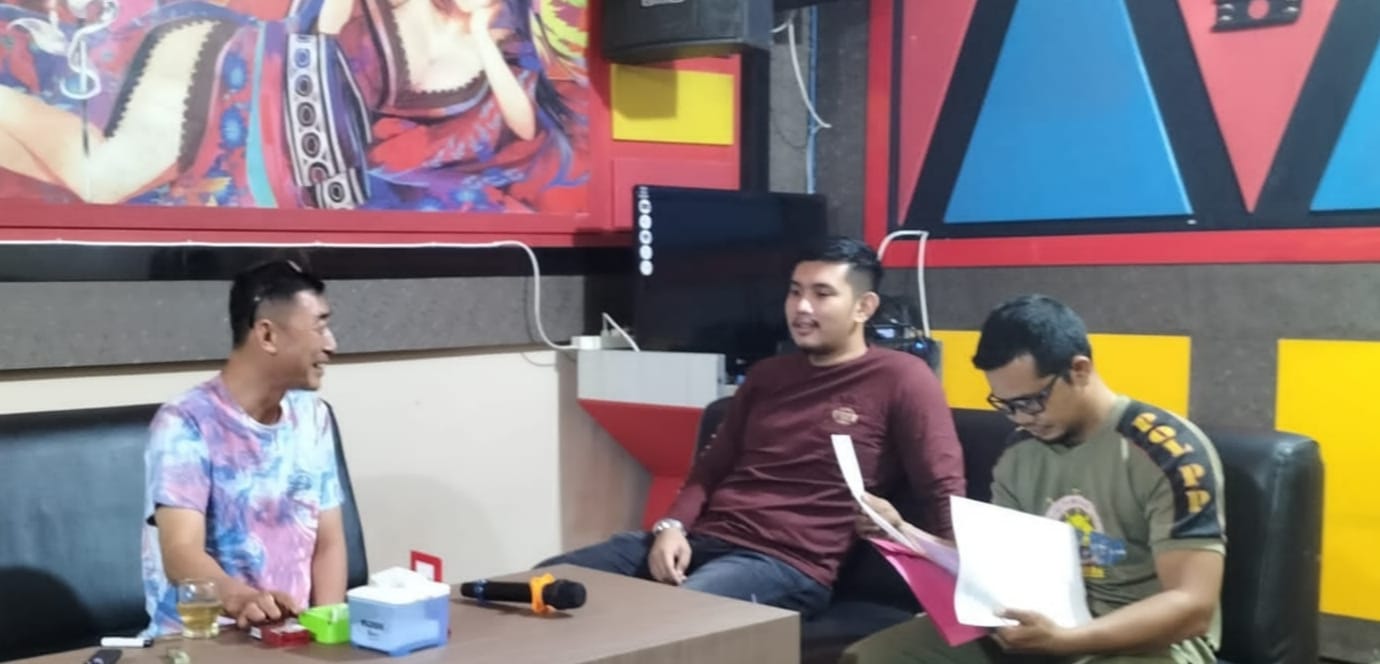 Kasi Trantibum Kecamatan Mandau M Vicky memberikan surat SP1 kepada pengelola THM di Duri yang beroperasi di luar ketentuan operasional, Rabu (20/4/2022) dini hari.