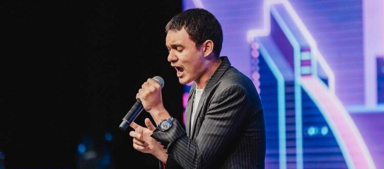 Pesepakbola Nyoman Paul Aro kini dikenal di dunia tarik suara lewat ajang pencarian bakat Indonesai Idol 2023.