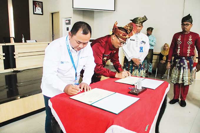 Bupati Kepulauan Meranti H Muhammad Adil SH MM bersama dengan GM PT Pelindo Regional I Cabang Tanjungbalai Karimun Agus Deritanto selaku operator wilayah kerja Tanjung Harapan, menandatangani Memorandum of Understanding (MoU), beberapa hari lalu.