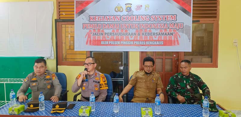 Kapolsek Pinggir Kompol Darmawan SH MH menyampaikan sambutan di hadapan tokoh masyarakat, dalam silaturahmi bersama di Rumah Pintar Bhabinkamtibmas, Kantor Lurah Titian Antui, Senin (18/12/2023).