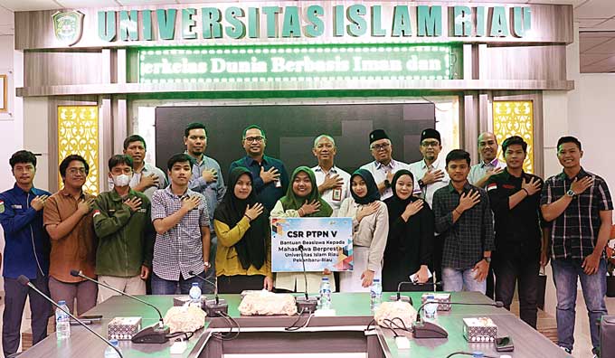 Rektor Universitas Islam Riau (UIR) Prof Dr Syafrinaldi dan Corporate Secretary PTPN V Bambang Budi Santoso, Kasubbag Komunikasi dan TJSL PTPN V Risky Atriansya, foto bersama para penerima beasiswa mahasiswa UIR berprestasi, Kamis (4/5/2023).