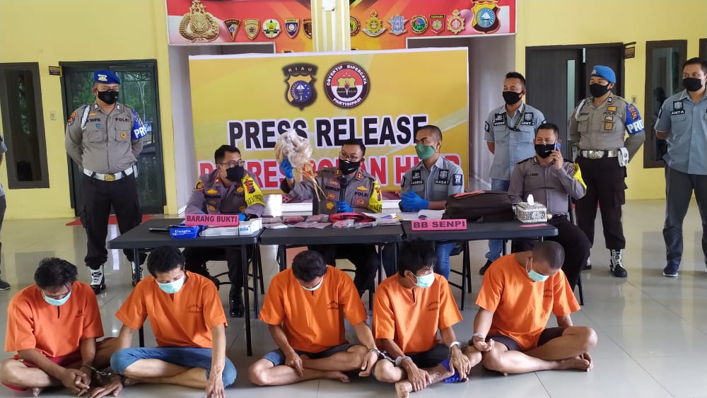Kapolres Rohil AKBP Nurhadi SH SIk memperlihatkan barang bukti serta lima pelaku curas yang berhasil diamankan di Selasar Mapolres Rohil di Ujung Tanjung, Selasa (2/6/2020). (HUMAS POLRES ROHIL UNTUK RIAUPOS.CO)