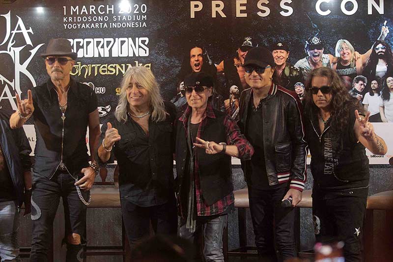 FOTO BERSAMA: Personel Scorpions, dari kiri, Rudolf Schenker (gitar), Mikkey Dee (drum), Klaus Meine (vokal), Matthias Jabs (gitar) dan Pawel Maciwoda (bass), berpose dalam sesi jumpa pers JogjaROCKarta International Rock Music Festival, di Hotel Tentrem,