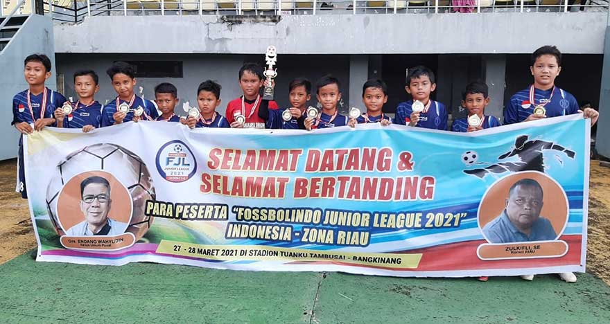 Pemain Wahana Soccer School U-12 foto bersama sambil memperlihatkan medali dan trofi usai menjuarai FJL 2021 di Stadion Tuanku Tambusai, Bangkinang, Ahad (28/3/2021).