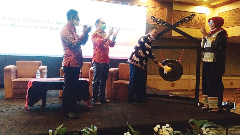 Kepala Dinas Tenaga Kerja dan Transmigrasi Provinsi Riau H Jonli SSos MSi (dua kanan) didampingi Direktur Regional Eka Hospital Romi Jaya Saputra (dua kiri) dan Kepala Kantor BPJamsostek Pekanbaru Mias Muchtar (kiri) memukul gong saat meresmikan program P