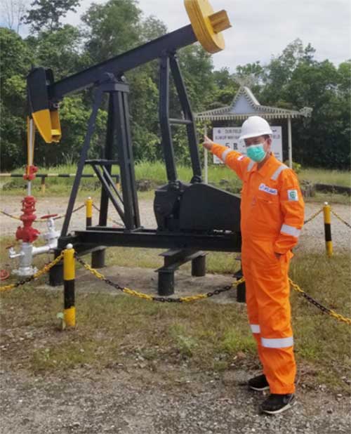 Direktur Utama PT Aka Mulia Sukses Mus Mulyadi saat akan memulai proyek pekerjaan pananaman pohon dan perawatan tanaman di area Hoou Bekasap PT Pertamina Hulu Rokan (PHR) Wilayah Kerja (WK) Rokan, baru-baru ini. PT Aka Mulia Sukses merupakan salah satu pe