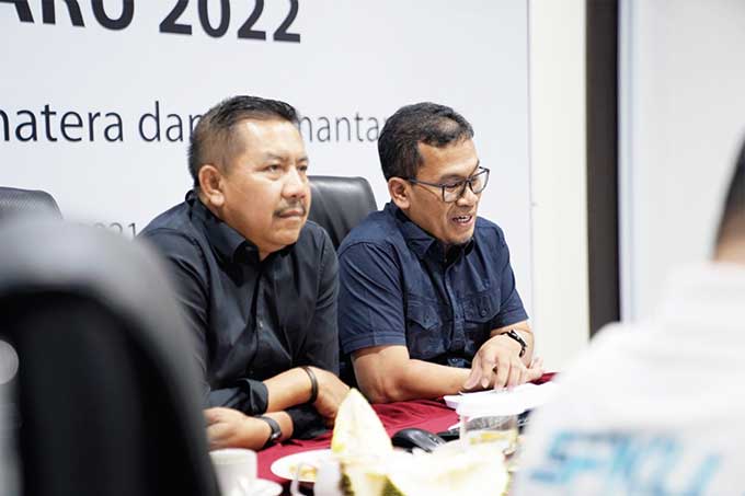 Dirregsumkal PLN Adi Lumakso didampingi EVP Transmisi Regsumkal PLN Nur Wahyu Dhinianto menyapa petugas pada malam Siaga Natal 2021 dan Tahun Baru 2022 di Pekanbaru, Jumat (31/12/2021).